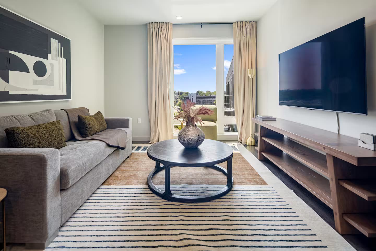 Luxury Living in Downtown 1 BR - 1 BA photo 2