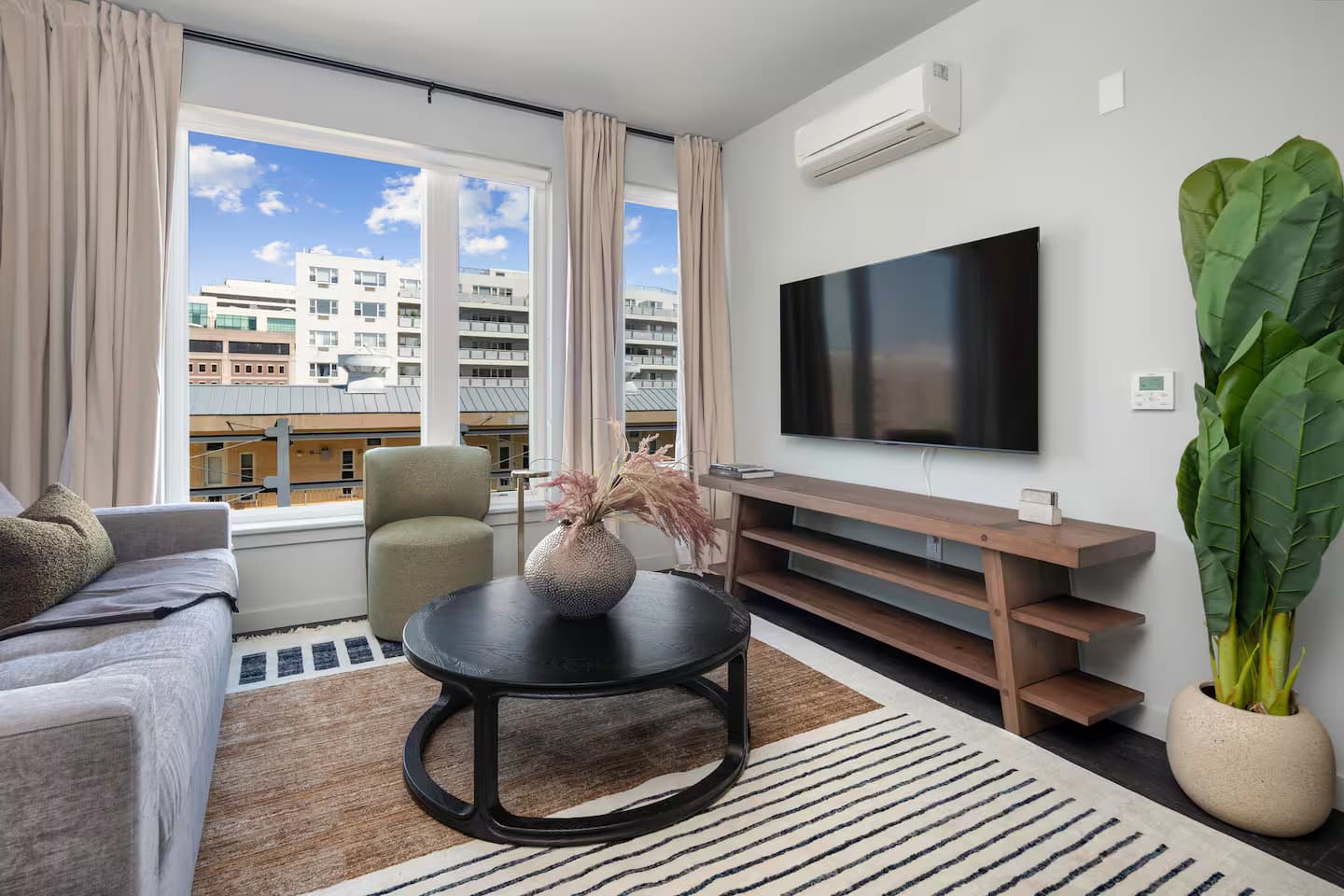 Luxury Living in Downtown 2 BR - 1 BA photo 2