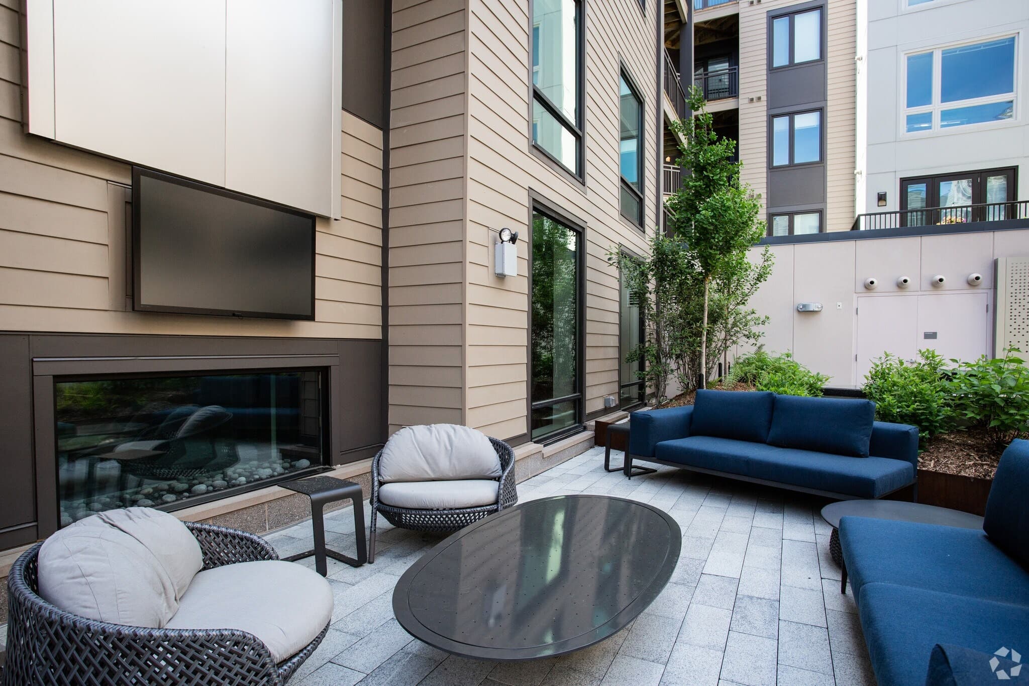 Luxurious 2BR Apartments at The Andi photo 3