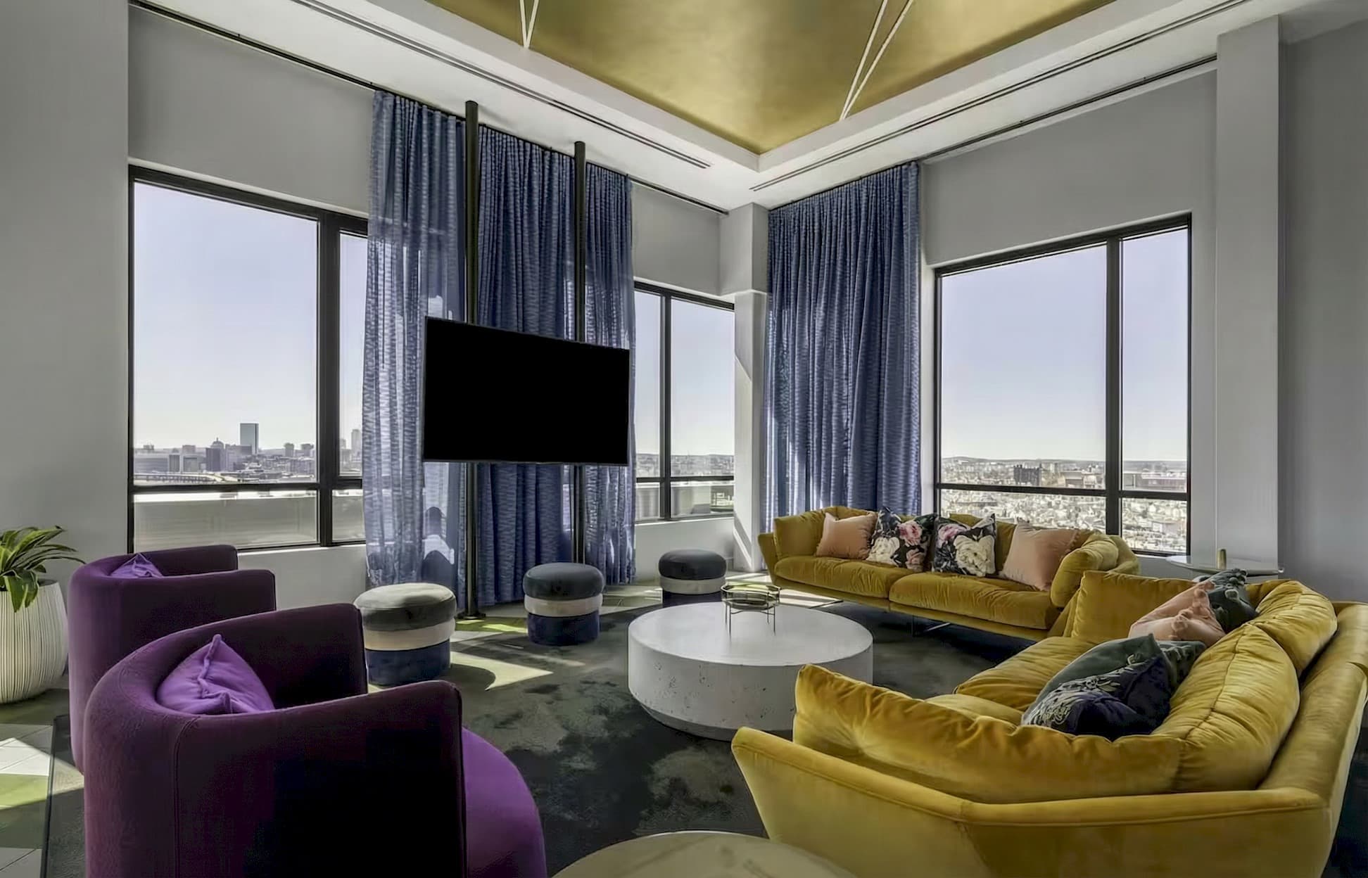 Stylish 1BR in Assembly Square | Pool, Gym & Views photo 2
