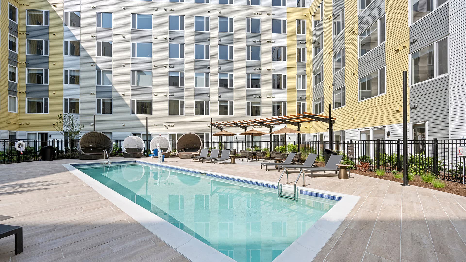 Luxe Everett 2BR–2BA w/ Pool, Gym & Parking photo 4