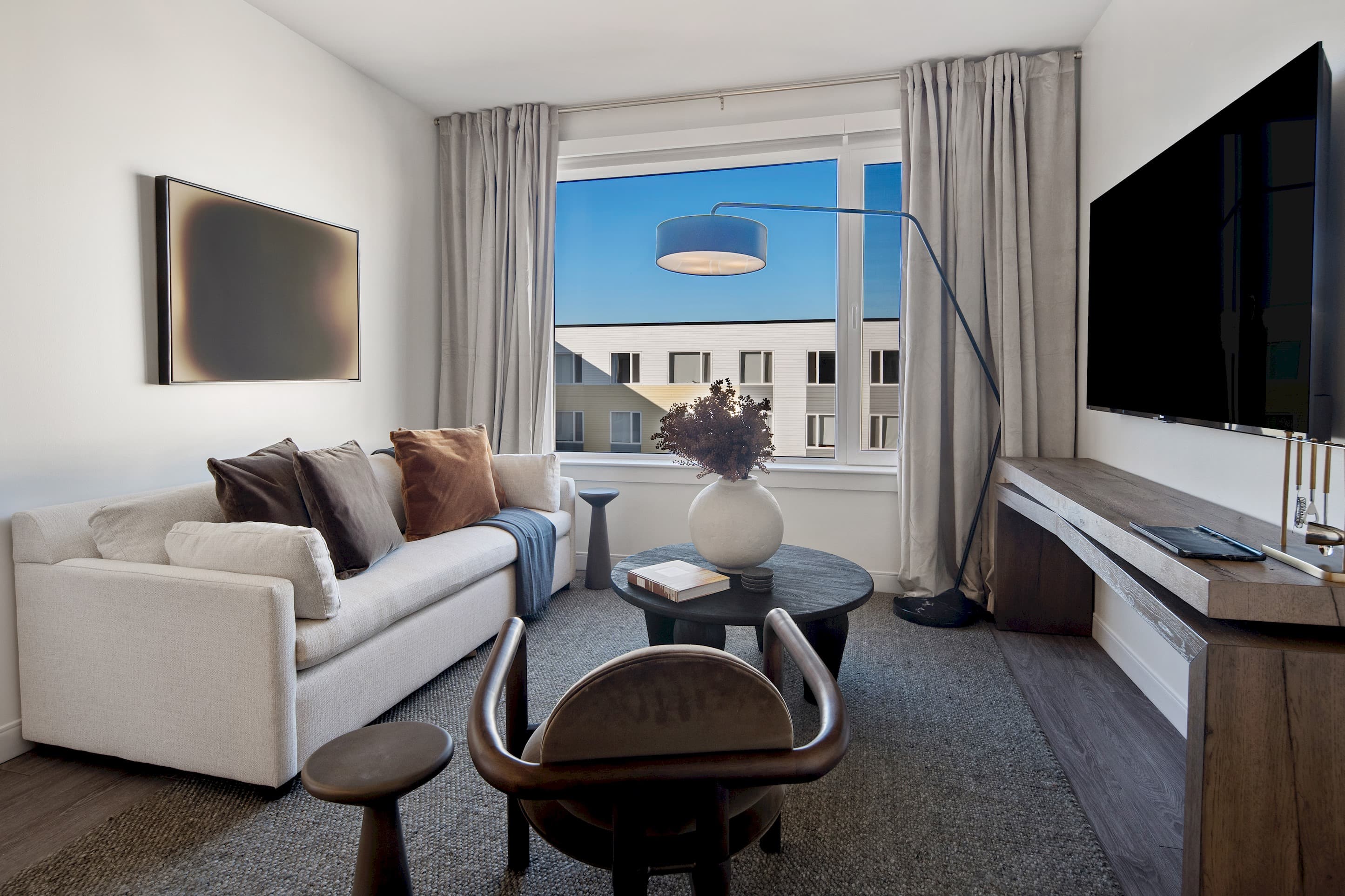 Luxe Everett 2BR–2BA w/ Pool, Gym & Parking photo 1